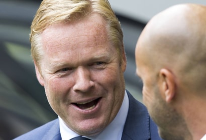 Ronald Koeman in gesprek met Peter Bosz