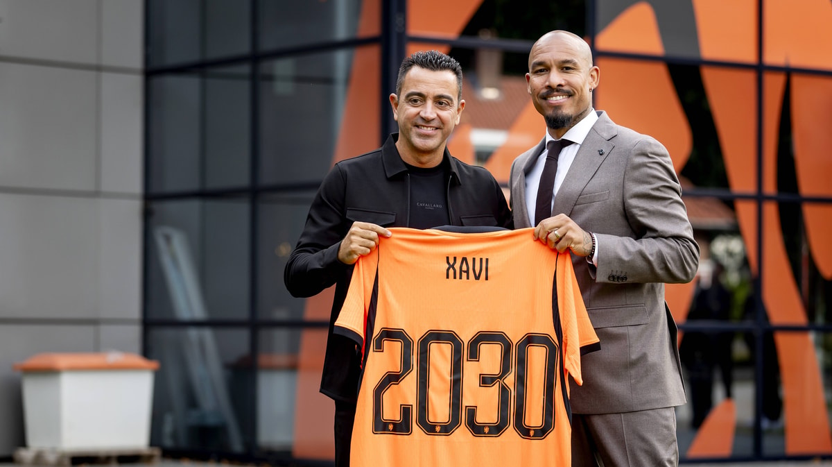 Nigel de Jong en Xavi Hernández