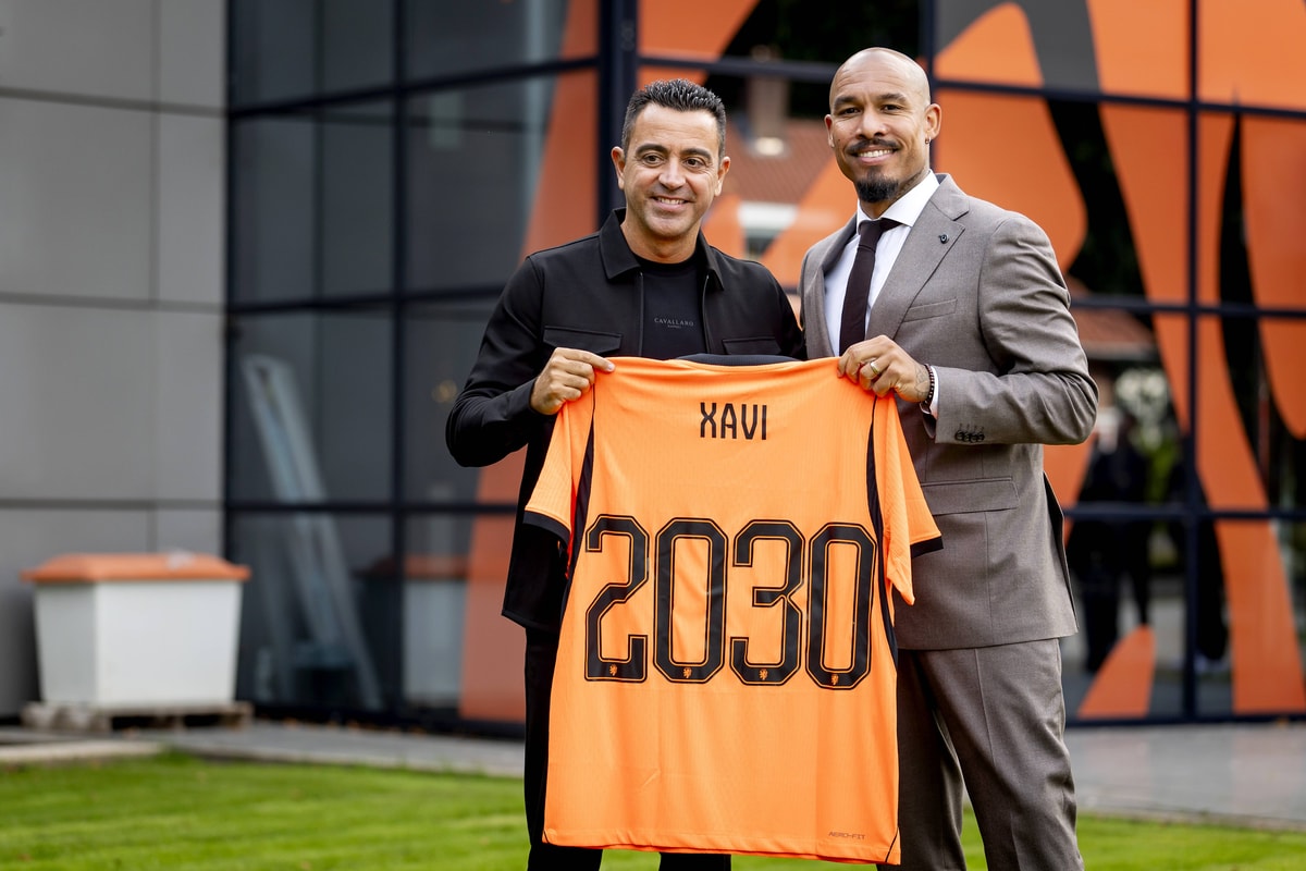 Nigel de Jong en Xavi Hernández