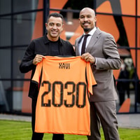 Nigel de Jong en Xavi Hernández