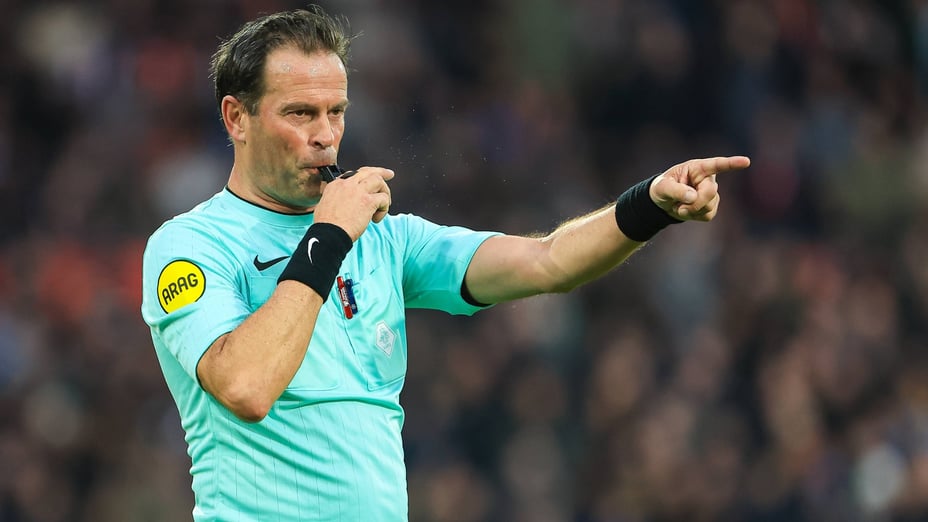 Bas Nijhuis fluit voor een overtreding
