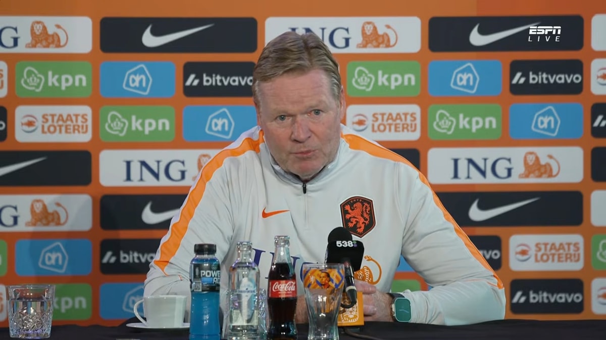 Ronald Koeman tijdens een persconferentie van het Nederlands elftal