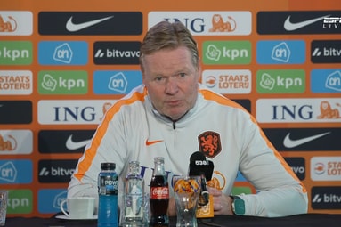 Ronald Koeman tijdens een persconferentie van het Nederlands elftal