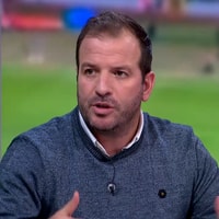 Rafael van der Vaart aan tafel bij de NOS