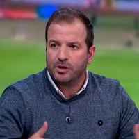Rafael van der Vaart aan tafel bij de NOS