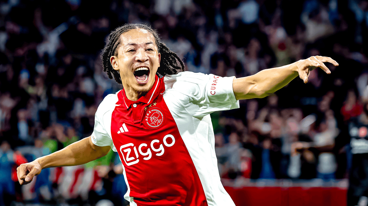  Kian Fitz-Jim viert een doelpunt bij Ajax