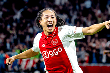  Kian Fitz-Jim viert een doelpunt bij Ajax