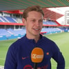 Frenkie de Jong voor de camera van Ziggo Sport