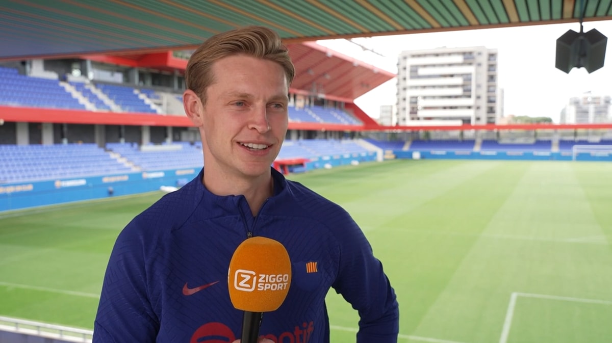 Frenkie de Jong voor de camera van Ziggo Sport