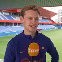 Frenkie de Jong voor de camera van Ziggo Sport