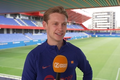 Frenkie de Jong voor de camera van Ziggo Sport