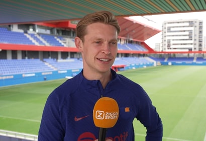 Frenkie de Jong voor de camera van Ziggo Sport