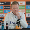 Ronald Koeman tijdens een persconferentie van het Nederlands elftal