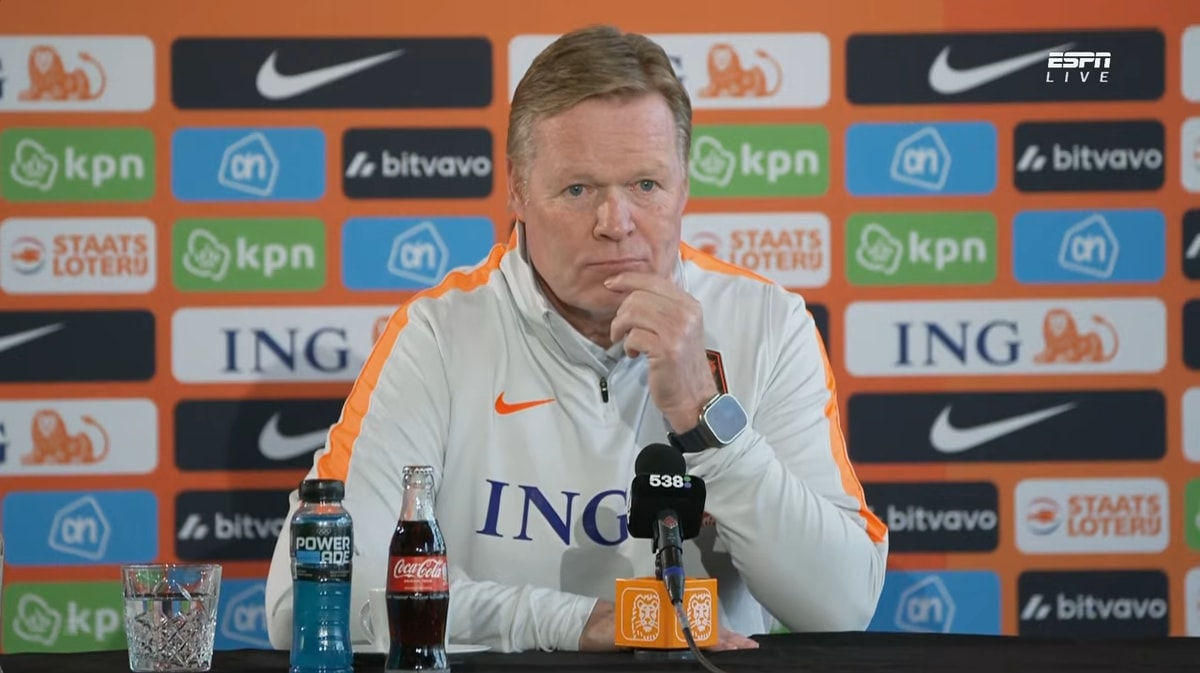 Ronald Koeman tijdens een persconferentie van het Nederlands elftal