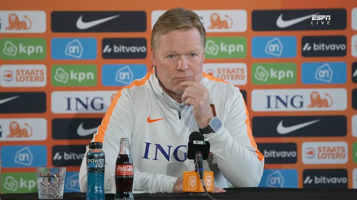 Ronald Koeman tijdens een persconferentie van het Nederlands elftal