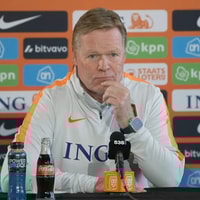 Ronald Koeman tijdens een persconferentie van het Nederlands elftal