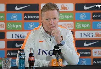Ronald Koeman tijdens een persconferentie van het Nederlands elftal