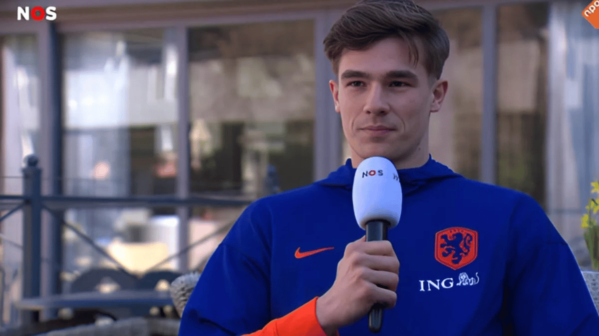 Wouter Goes voor de camera van de NOS