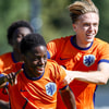 Jeshurun Simeon (links) viert een doelpunt