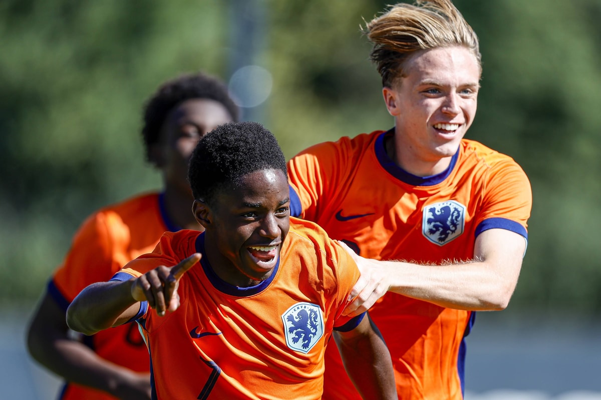 Jeshurun Simeon (links) viert een doelpunt