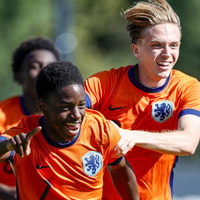 Jeshurun Simeon (links) viert een doelpunt