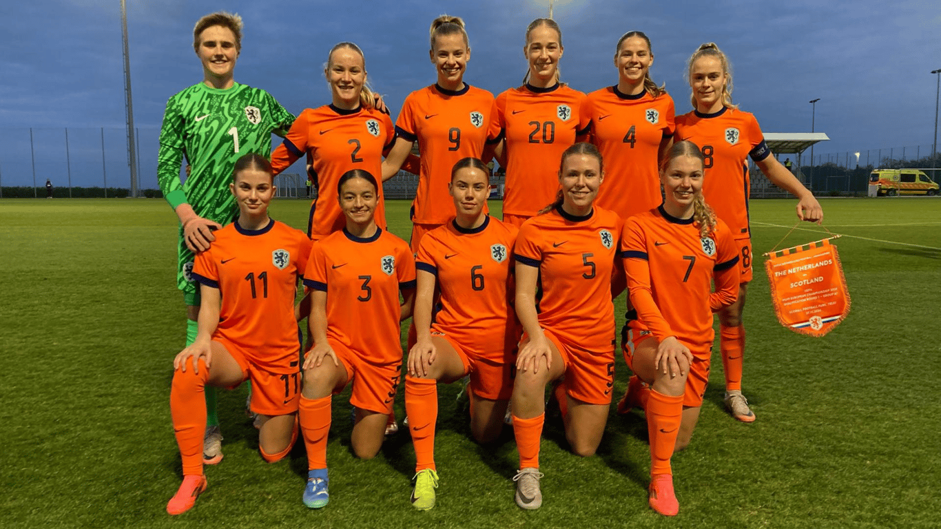 De opstelling van Oranje Onder-19 tegen Schotland