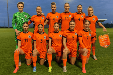 De opstelling van Oranje Onder-19 tegen Schotland