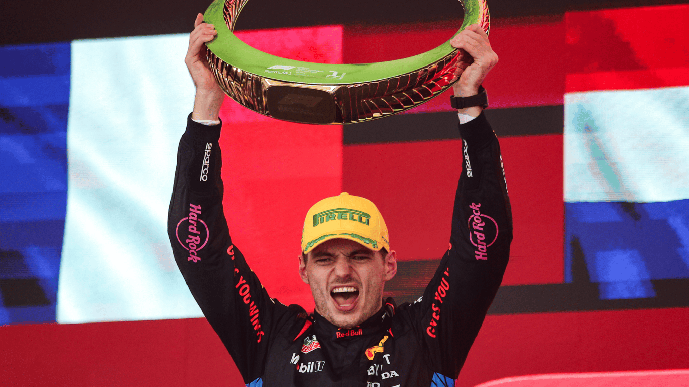 Alsof het zijn eerste overwinning ooit was, zó blij was Max Verstappen met zijn zege in Brazilië. 