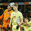 Virgil van Dijk in kopduel met Dean Huijsen