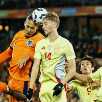 Virgil van Dijk in kopduel met Dean Huijsen