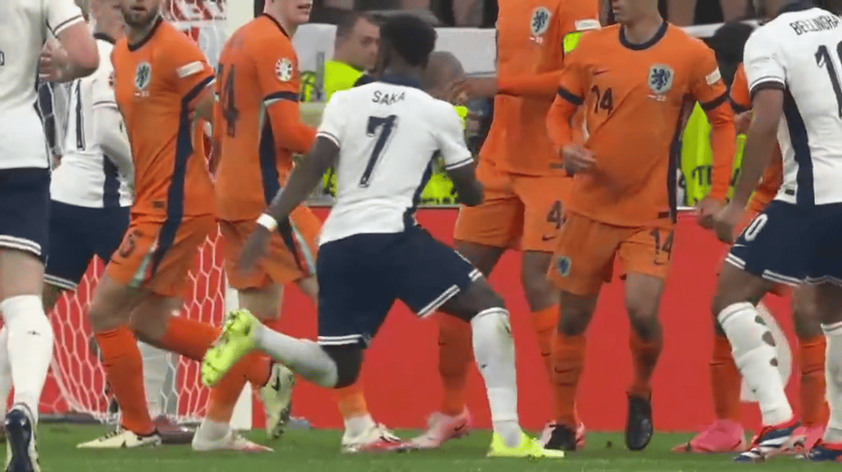 Bukayo Saka maakt hands tijdens Nederland - Engeland
