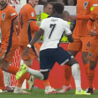 Bukayo Saka maakt hands tijdens Nederland - Engeland