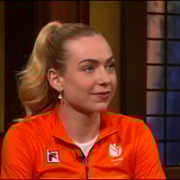 Joy Beune in de studio van de NOS