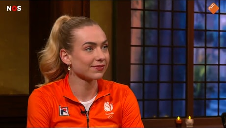 Joy Beune in de studio van de NOS