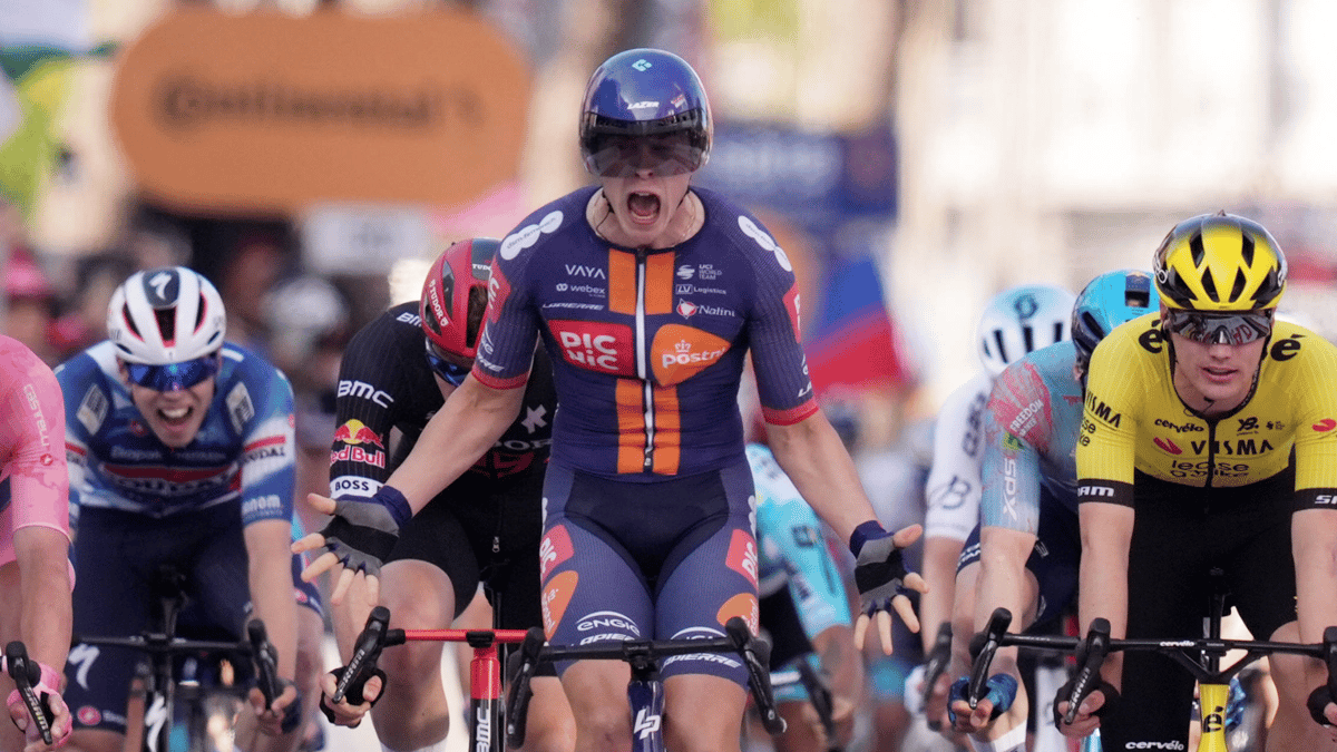 Casper van Uden viert een ritzege