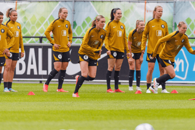 De Oranje Leeuwinnen tijdens de training 
