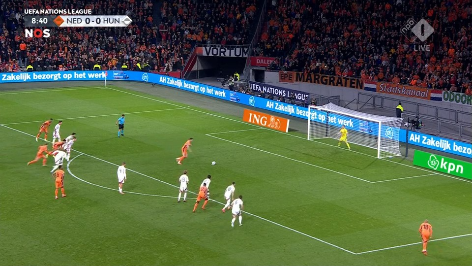 Wout Weghorst benut een penalty vlak na een medische calamiteit tijdens Nederland - Hongarije