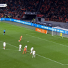 Wout Weghorst benut een penalty vlak na een medische calamiteit tijdens Nederland - Hongarije