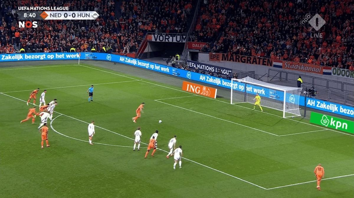 Wout Weghorst benut een penalty vlak na een medische calamiteit tijdens Nederland - Hongarije