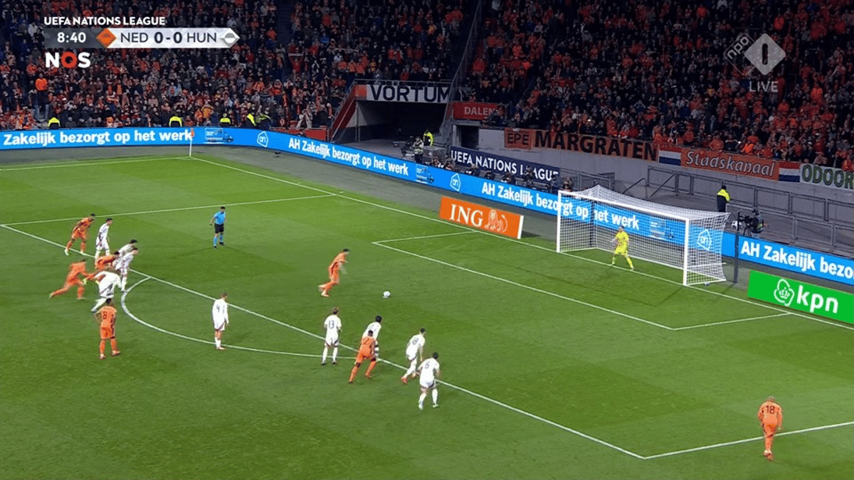 Wout Weghorst benut een penalty vlak na een medische calamiteit tijdens Nederland - Hongarije
