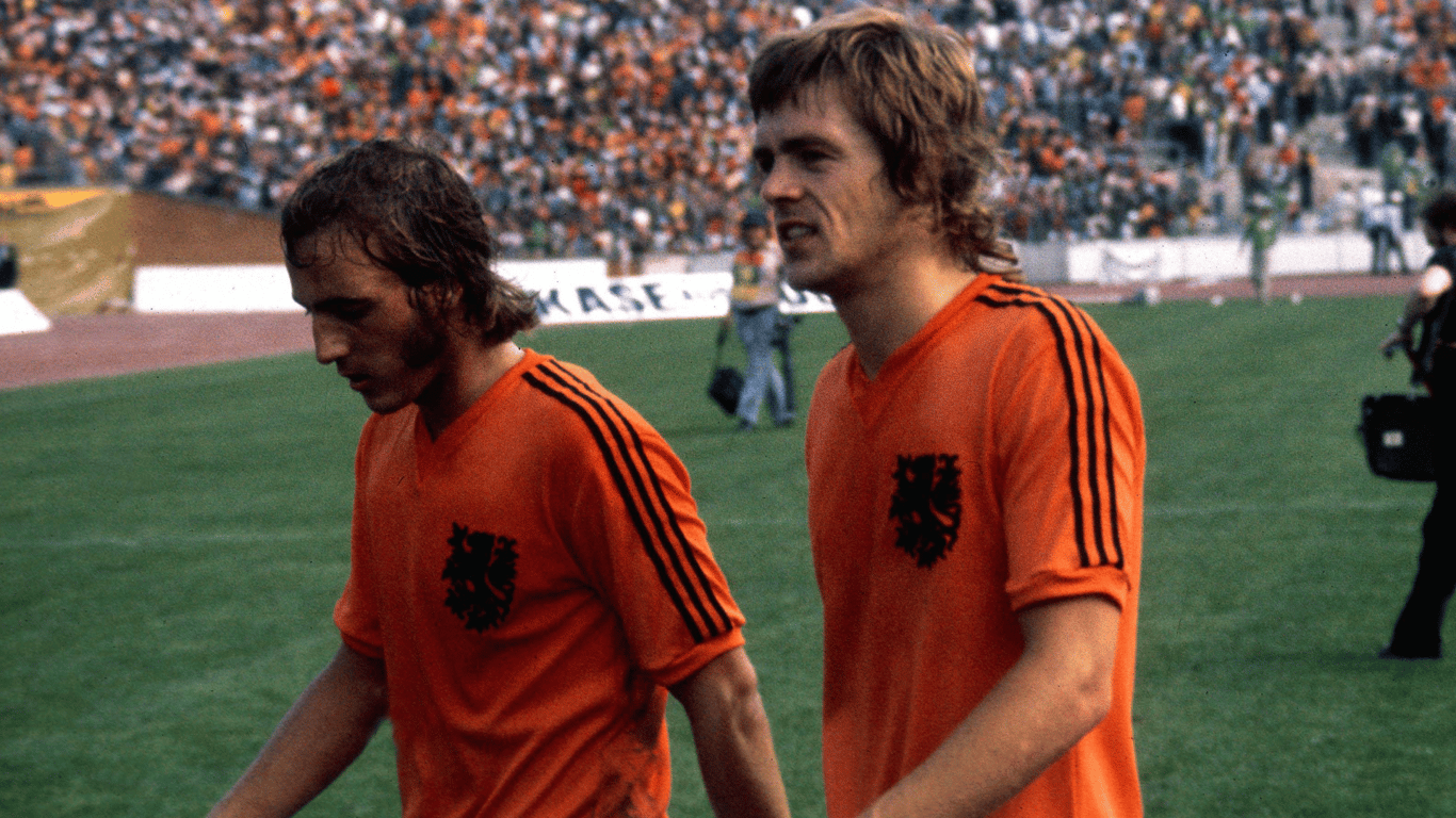 Johan Neeskens en Johnny Rep na een interland van het Nederlands elftal