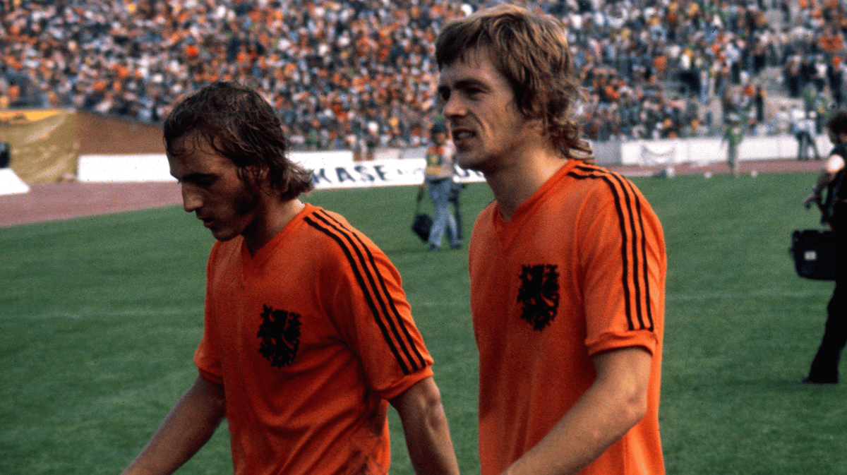 Johan Neeskens en Johnny Rep na een interland van het Nederlands elftal