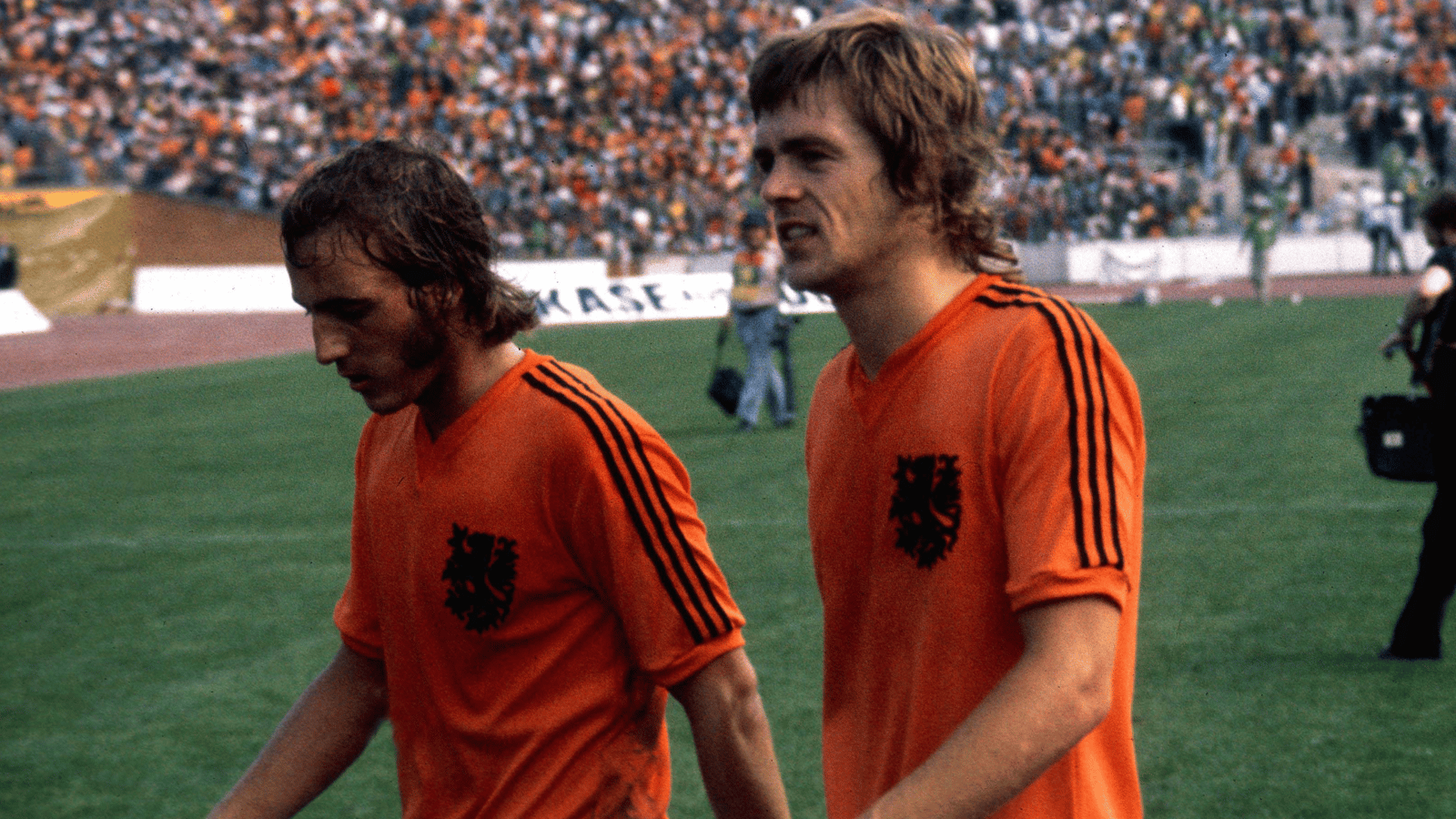 Johan Neeskens en Johnny Rep na een interland van het Nederlands elftal