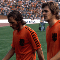 Johan Neeskens en Johnny Rep na een interland van het Nederlands elftal