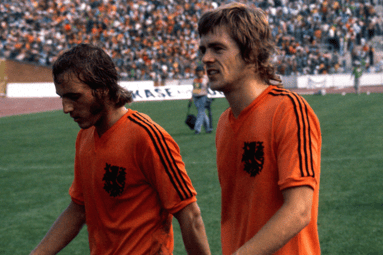 Johan Neeskens en Johnny Rep na een interland van het Nederlands elftal