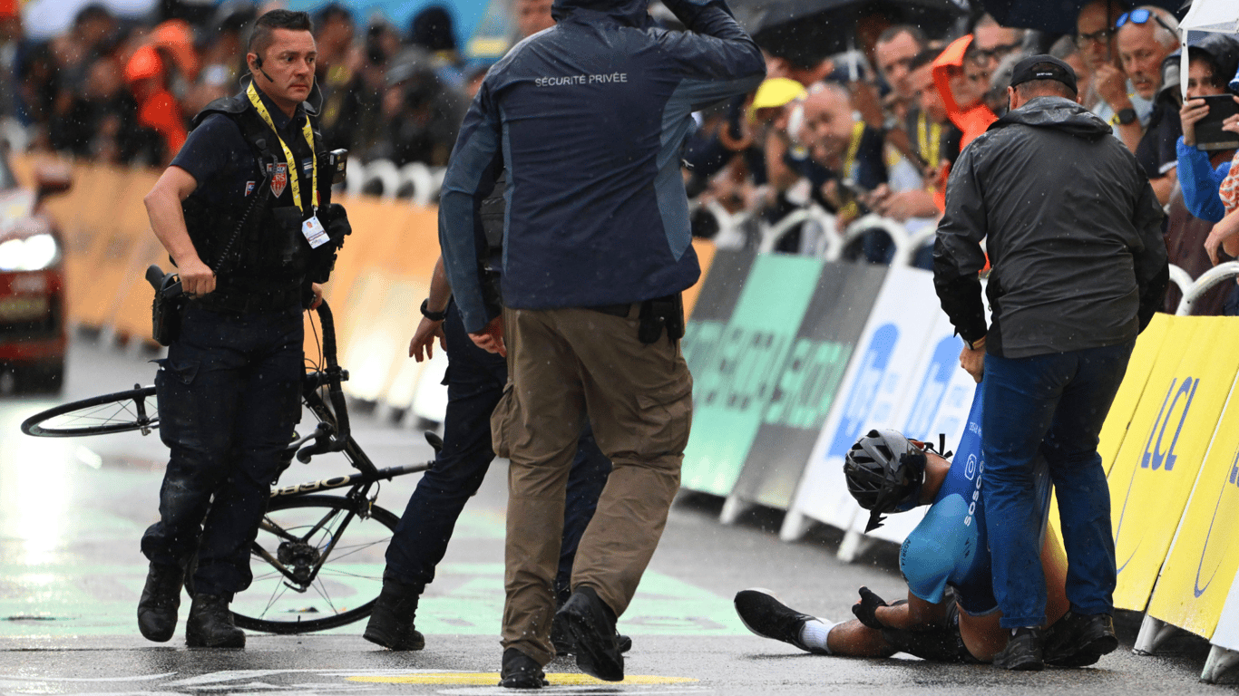 De politie grijpt in bij de Tour de France