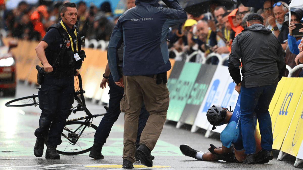 De politie grijpt in bij de Tour de France