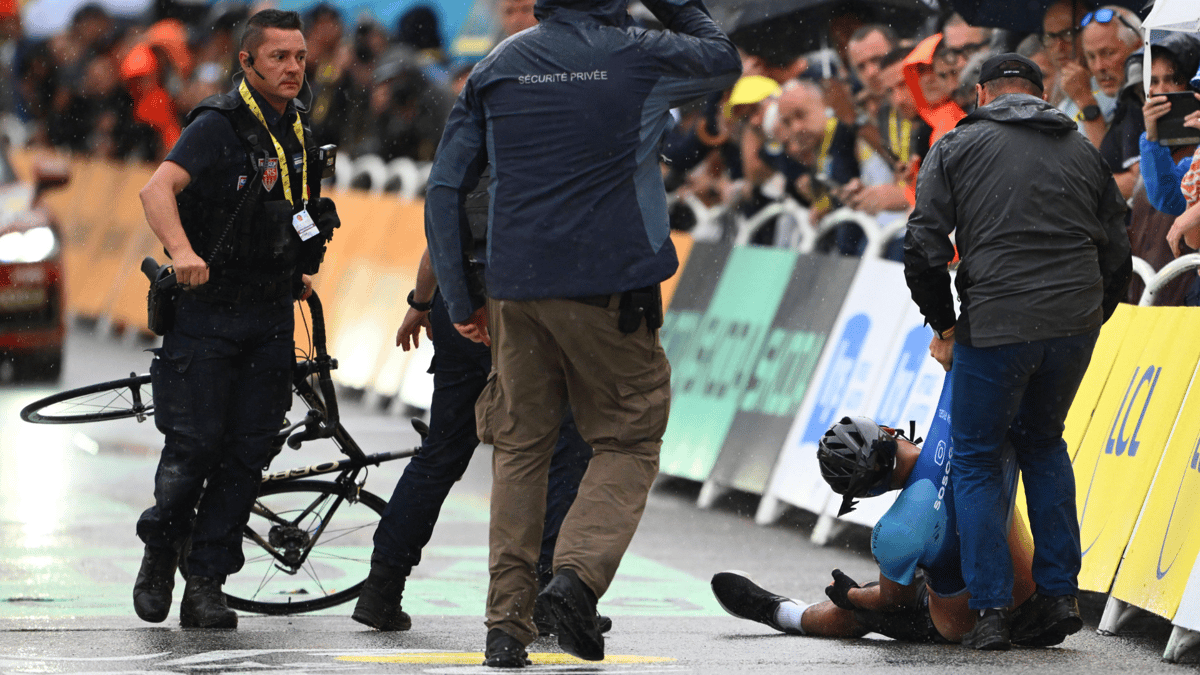 De politie grijpt in bij de Tour de France