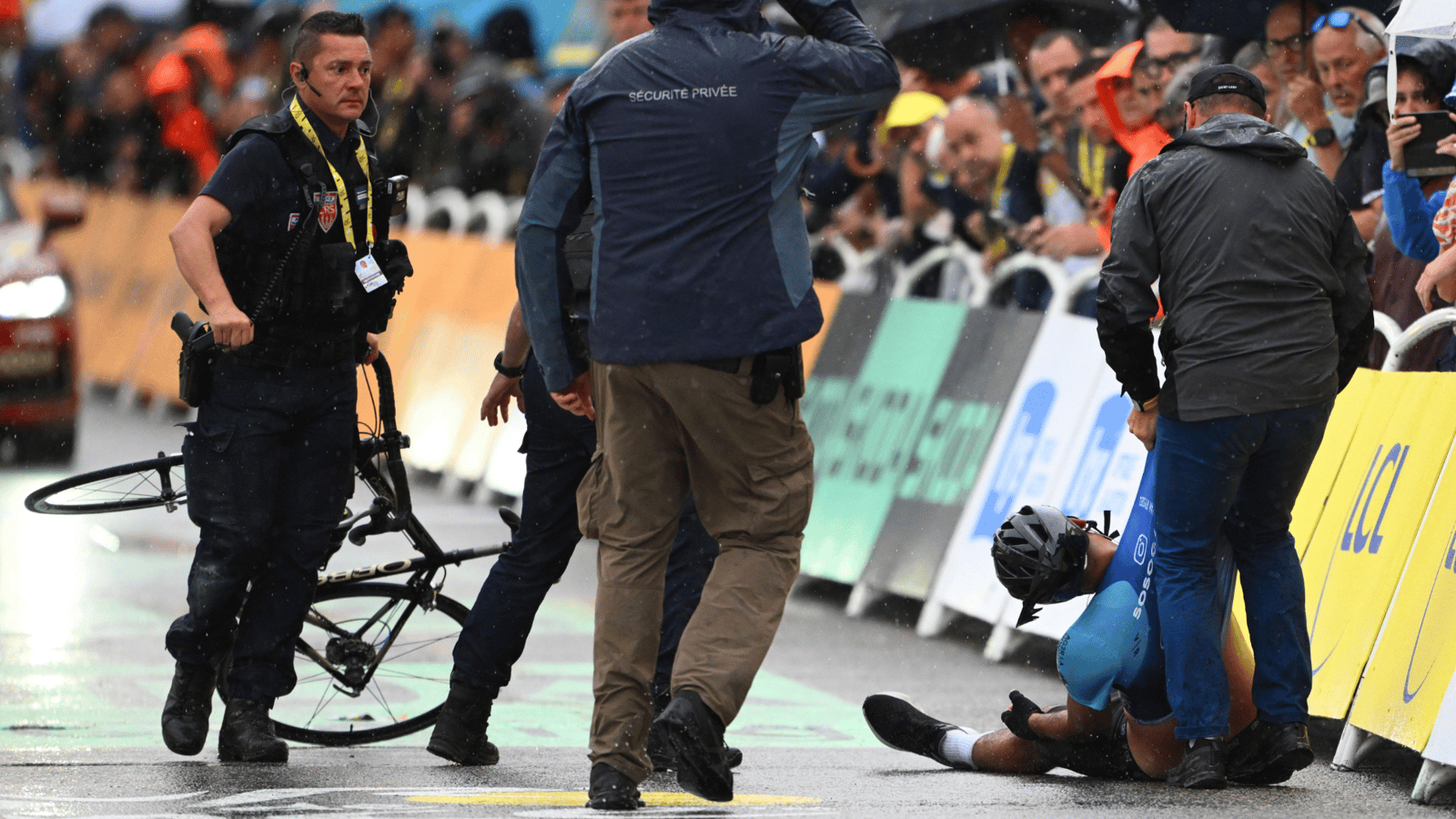 De politie grijpt in bij de Tour de France