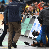 De politie grijpt in bij de Tour de France